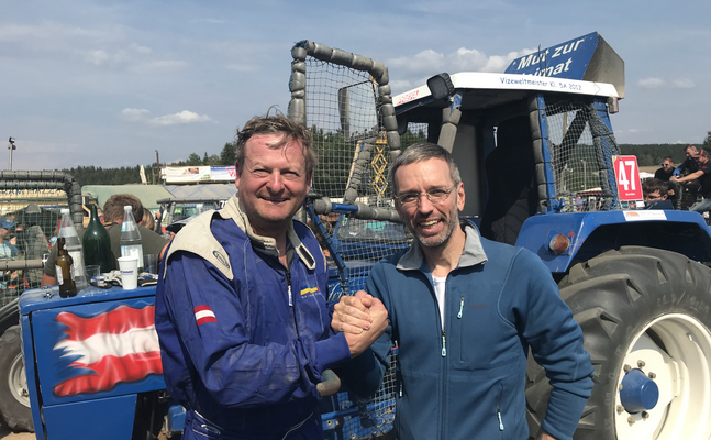 „Mut zur Heimat“-Teamführer Gottfried Waldhäusl begrüßte Herbert Kickl ganz herzlich beim 24-Stunden-Traktorrennen in Reingers